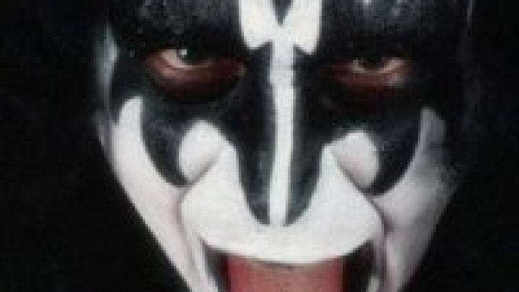 Басистът на Kiss гушна порно награда
