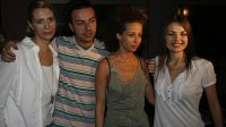 Родни звезди обгрижват първия ни музикален идол - Невена