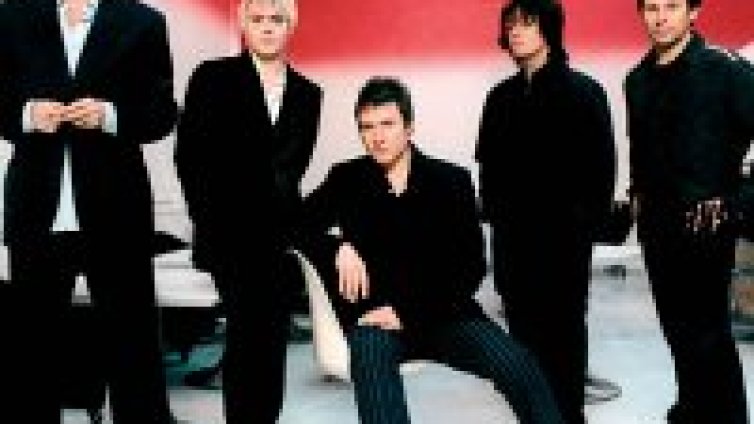 Duran Duran помагат на манекенки в беда. Виж видео