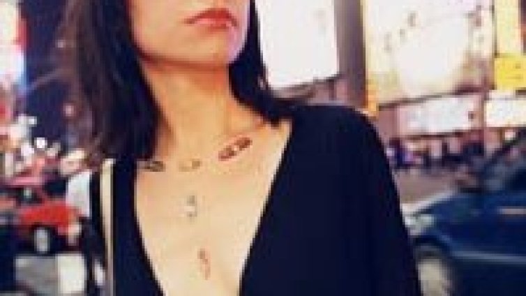 Стотици порно снимки в новото видео на PJ Harvey. Гледай тук!
