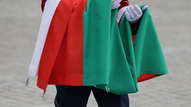 По две евро парчето: И руски знамена се веят в Пловдив