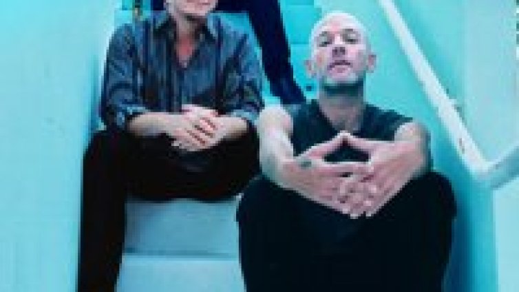 R.E.M. заснеха новото си видео в секс шоп