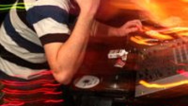 DJ DeeKline зад грамофоните на Парти център 4-ти км.