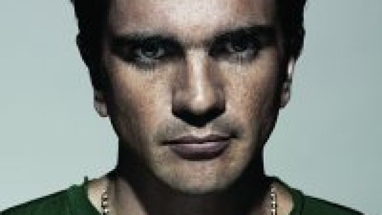 Juanes прави концерт между Колумбия и Венецуела с риск за живота си!