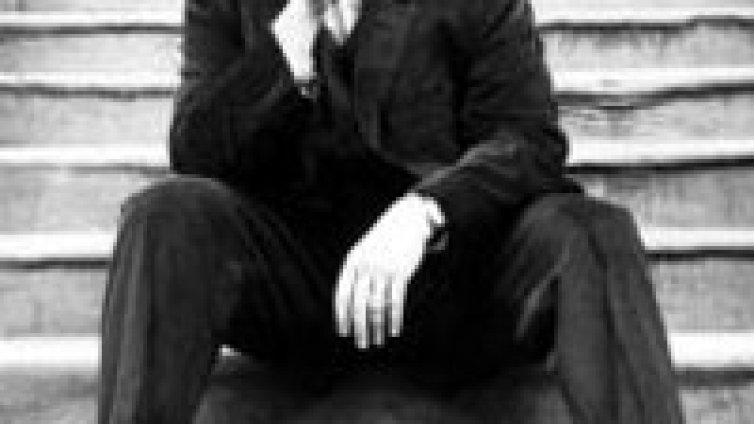 Elvis Costello се отказа от CD формата