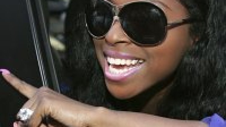 Foxy Brown излезе от затвора за ужас на всички маникюристи!