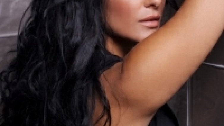 Анелия връхлита с нов албум