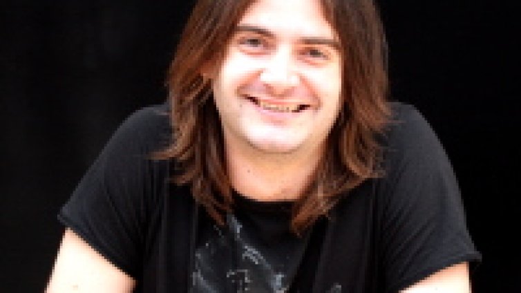 След Music Idol "метълът" Тома направи истински дует с Азис. Виж видео!