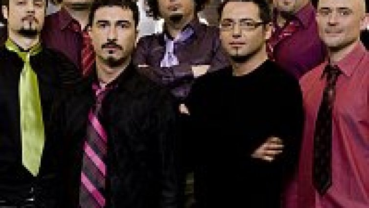 Акага репетират &bdquo;Пляс-пляс педалите&rdquo; с шнорхели пояси и очила за плуване!