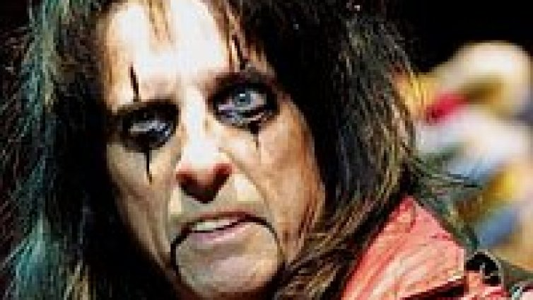 Съпругата на Alice Cooper му забрани да си направи пластична операция!