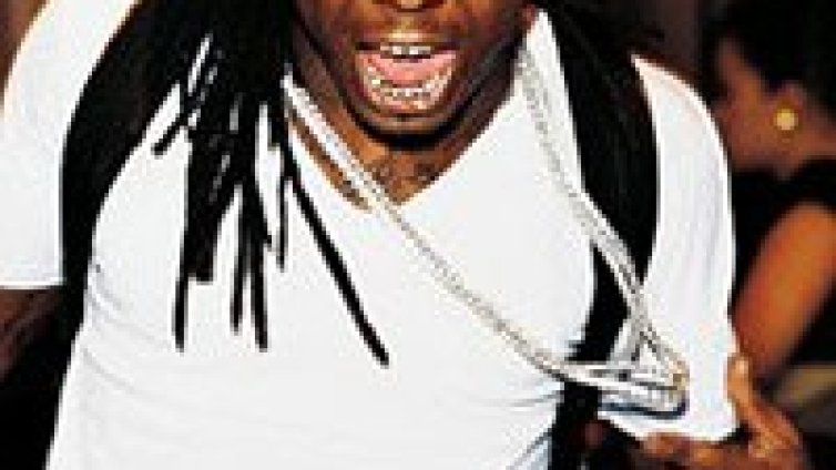Lil Wayne отиде спешно на зъболекар, за да се спаси от съд