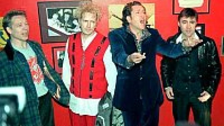 The Sex Pistols издават лайф!