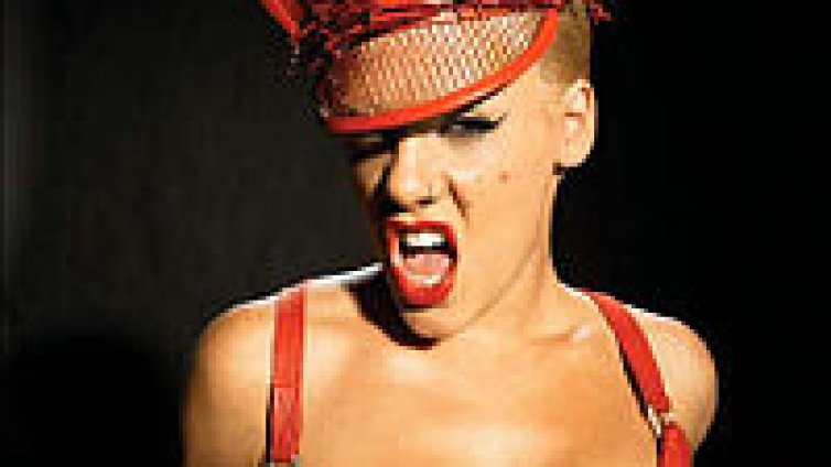 Pink отбеляза първи No. 1 сингъл