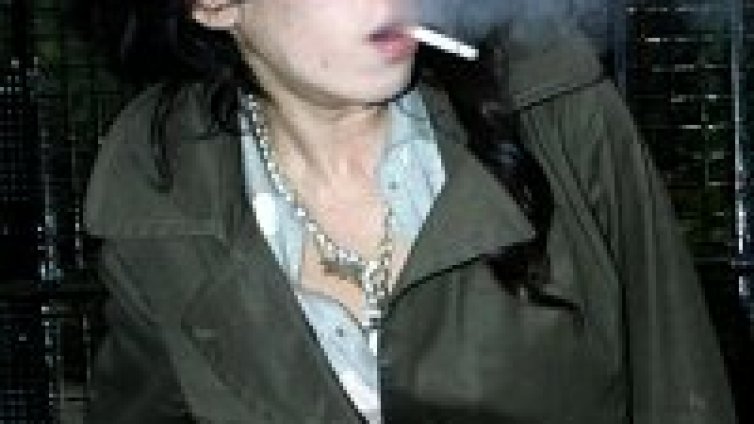 Amy Winehouse се пристрасти към захарен памук с кока