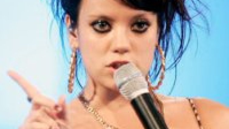 Гледай новото видео на Lily Allen