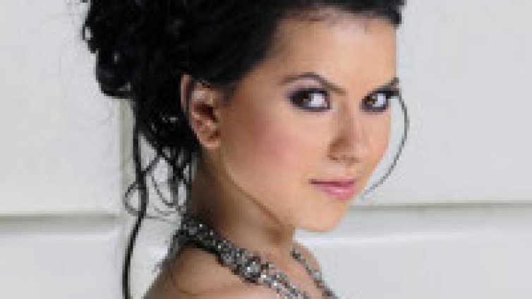 Сексапилната румънка Inna с парти у нас