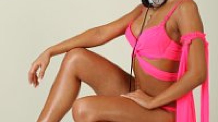 Гола DJ-ка с турне из български клубове