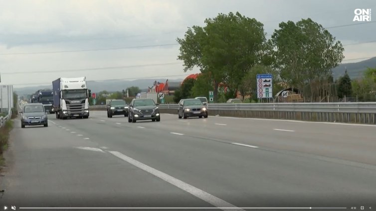 Интензивен е трафикът по основните пътища в страната