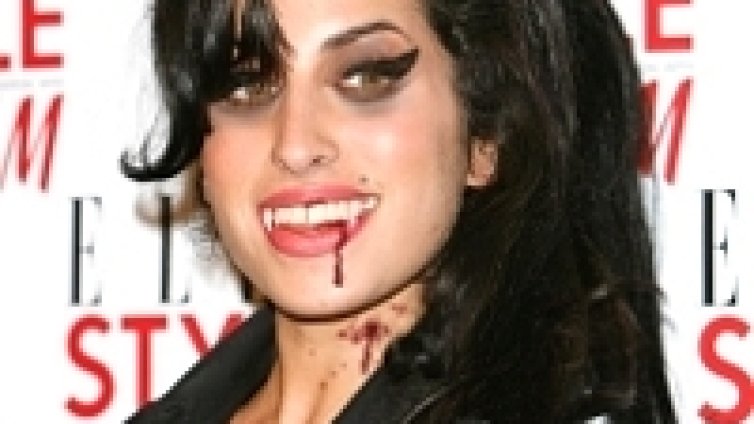 Amy Winehouse готви вампирско новогодишно парти?