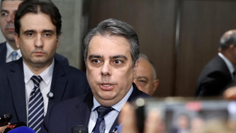 Асен Василев заведе дело срещу Пламенка Димитрова