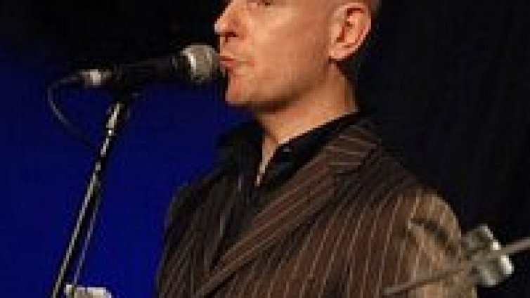 Барабанистът на Radiohead издава солов диск