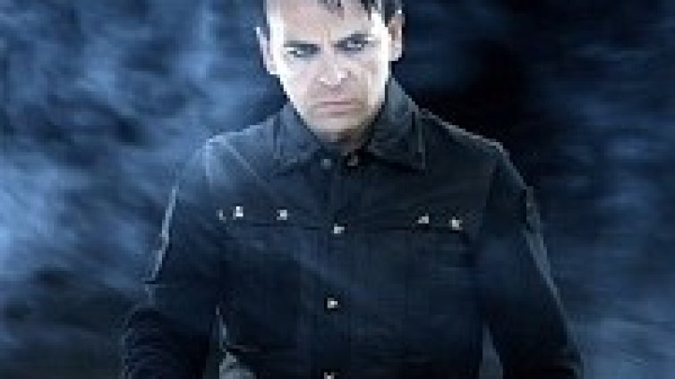 Gary Numan свири Cars върху коли