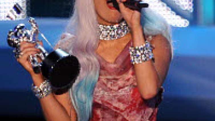 Lady Gaga жертва Facebook и Twitter с благотворителна цел