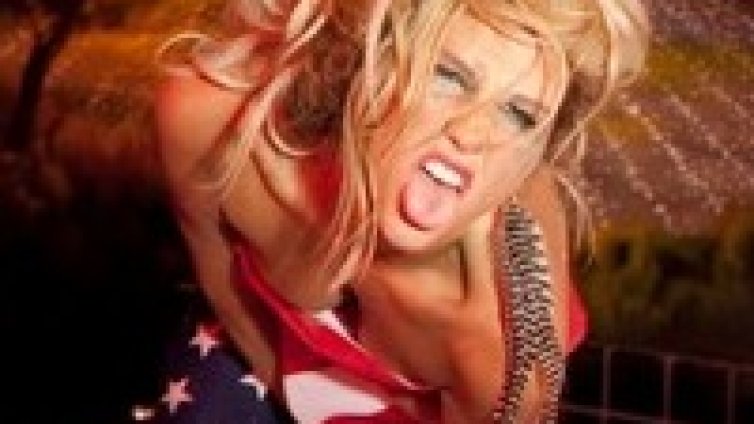 Ke$ha в защита на гей младежта с We R Who We R 