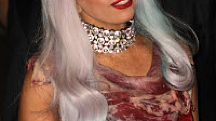 Lady Gaga със собствен аромат на сперма и кръв