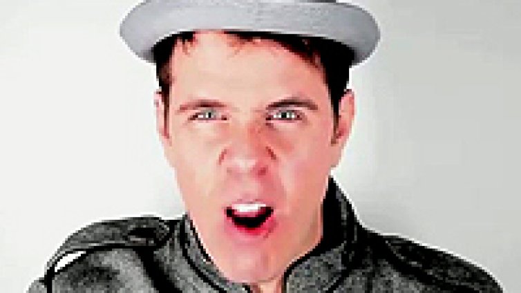 Звездният хроникьор Perez Hilton пропя