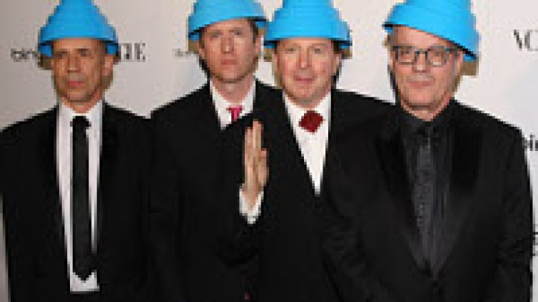 Devo предлагат на Чарли Шийн да се включи в бандата