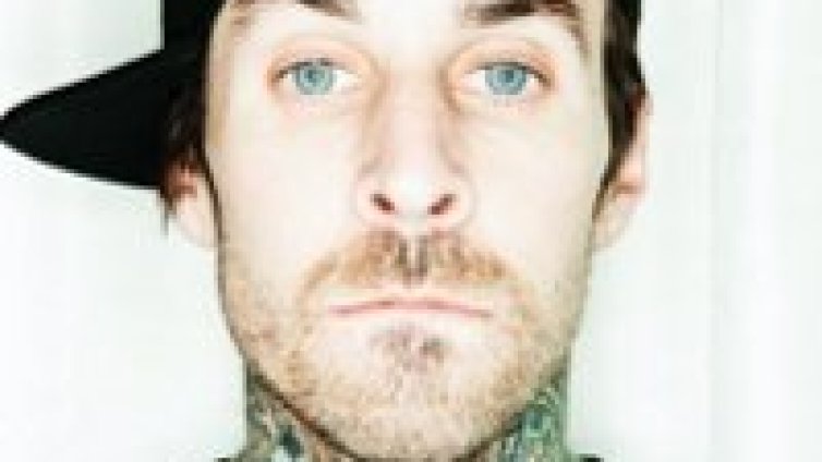 Travis Barker от Blink 182 нарече феновете "нацистки копелета"