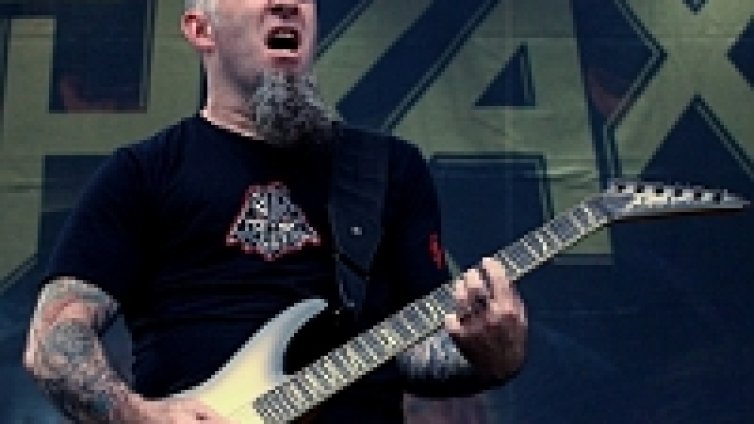 Виж как Scott Ian свири едно от новите парчета на Anthrax!