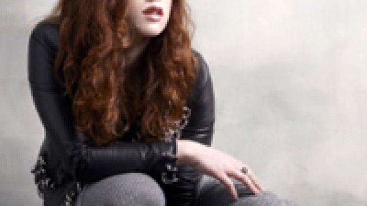 Англичанката Katy B с ново видео Easy Please Me 