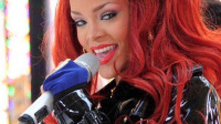 Rihanna стреля по мъж (видео)