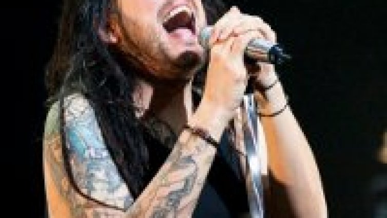 Jonathan Davis записва със Suicide Silence