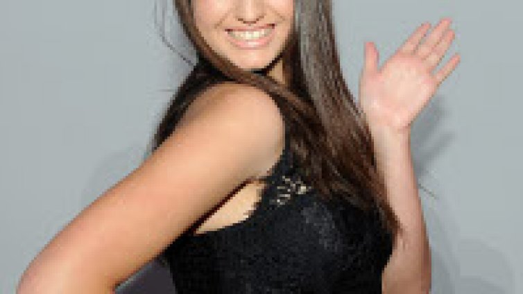 След най-досадното парче на всички времена, Rebecca Black  се завръща
