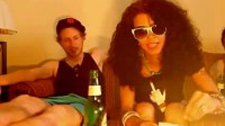 Asher Roth със свежарско лятно парче