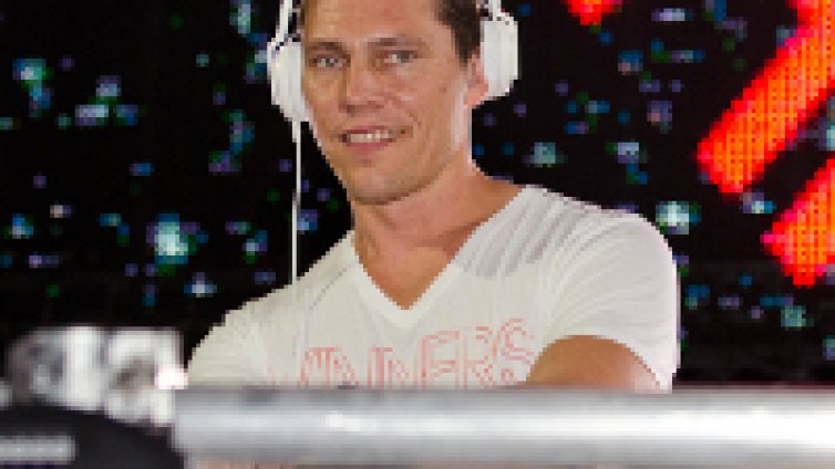 10 000 в транс с Tiesto, диджеят развя българския флаг на зазоряване