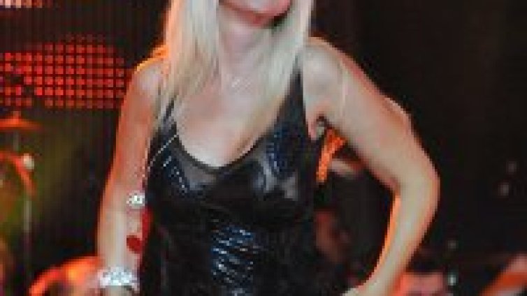 Кристина Димитрова като чалга певица, показва гръд