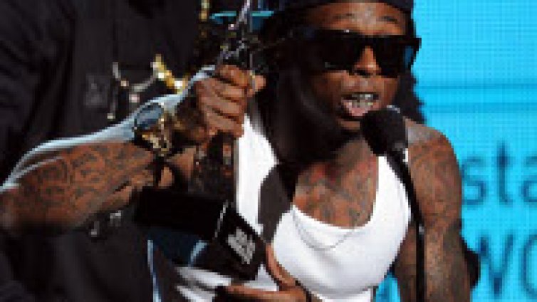 Гледай трейлъра към How To Love на Lil Wayne