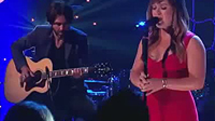 Kelly Clarkson се разписа в VH1 Unplugged (видео)