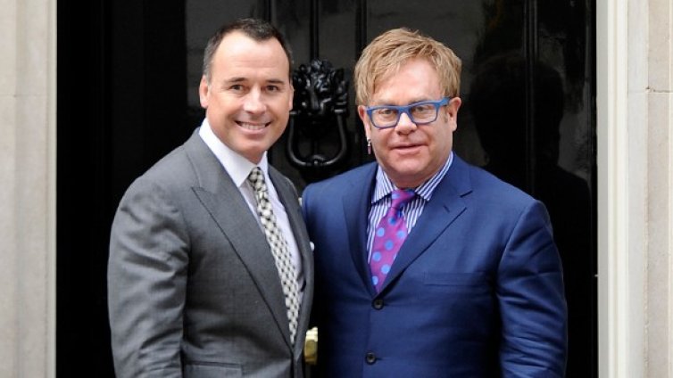 Синът на Елтън Джон става на годинка 