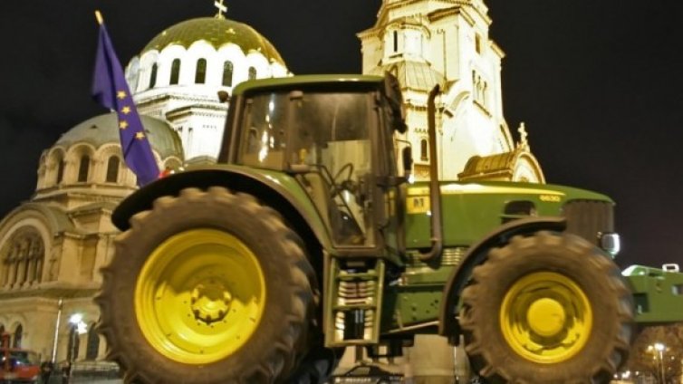 Земеделци скандират: Елате да ви подарим Бентлитата! 