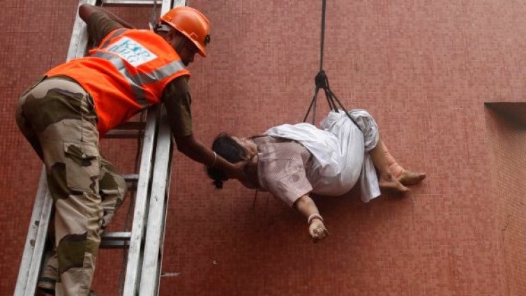 Арестуваха собствениците на болницата в Индия, в която избухна пожар 