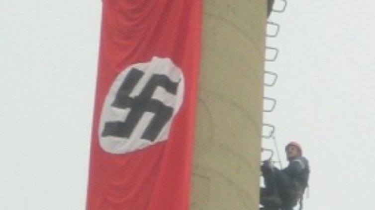 Слюнка издаде двама, закачили нацисткото знаме в Пазарджик
