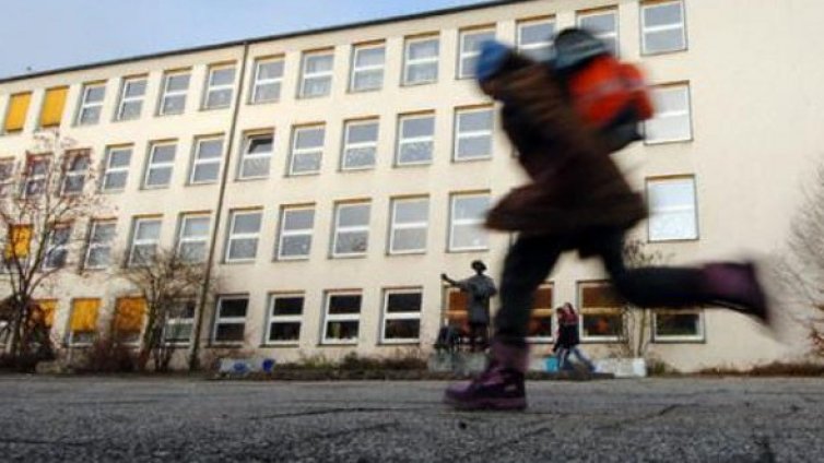 Майка бие учителка, брани дъщеря си