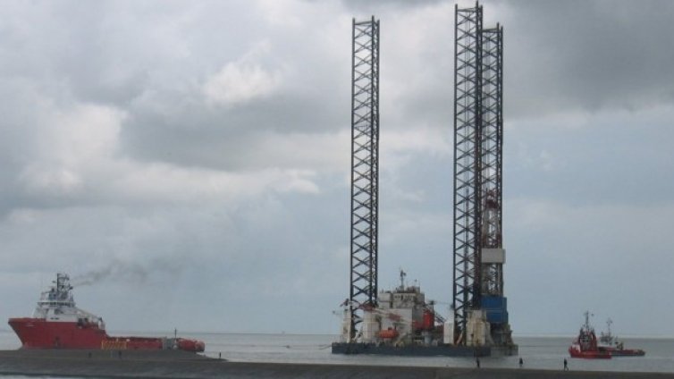 Още търсят българина οτ потъналата платформа 