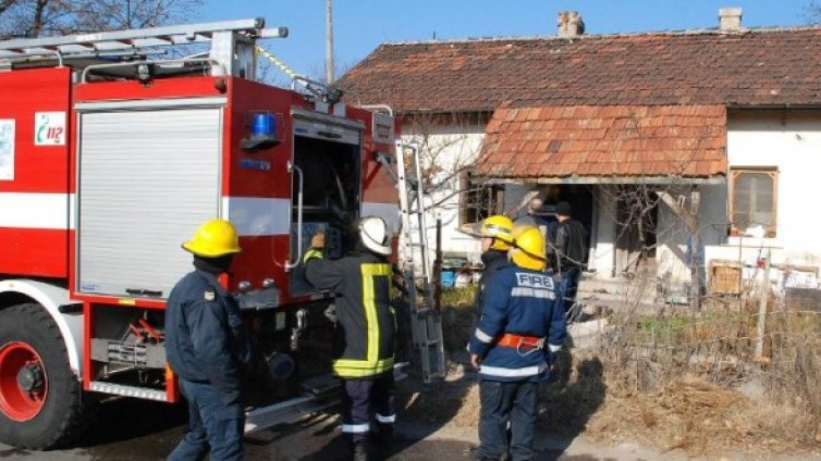 Двама души загинаха при пожари във Великотърновско