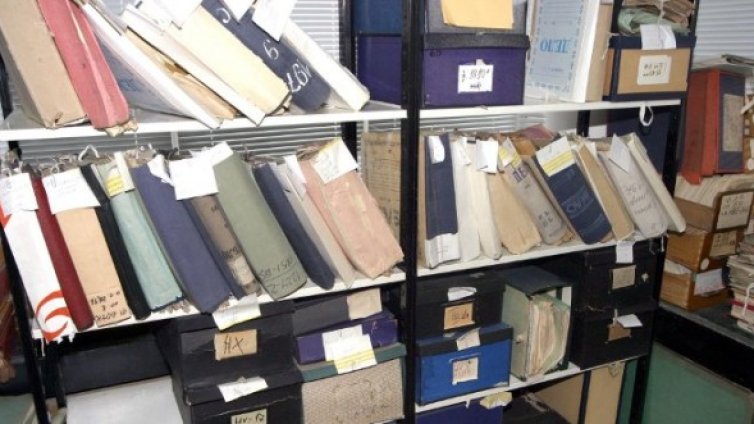 Трима посланици с картончета спечелиха дела срещу Външно